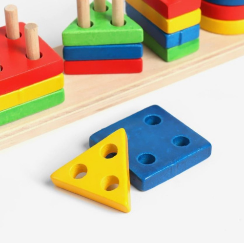 Развивающая игра из дерева "Геометрическая пирамидка" (Буква-Ленд)